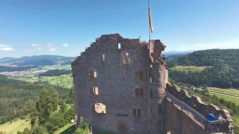 Burgruine Geroldseck über dem Prinzbachtal im Schwarzwald